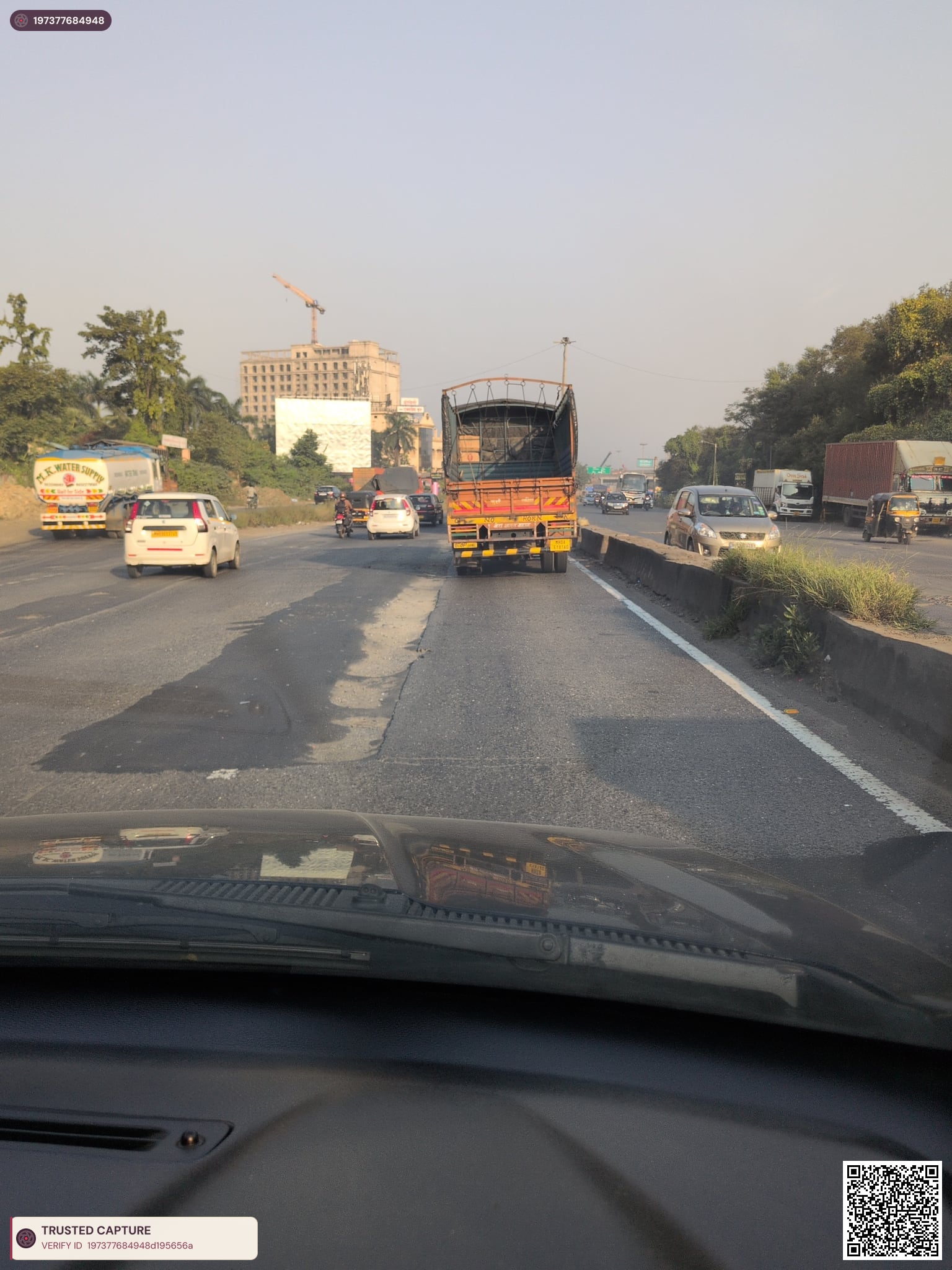 Dangerous Road Condition of Ghodbunder Road Near Fountain — photo 1