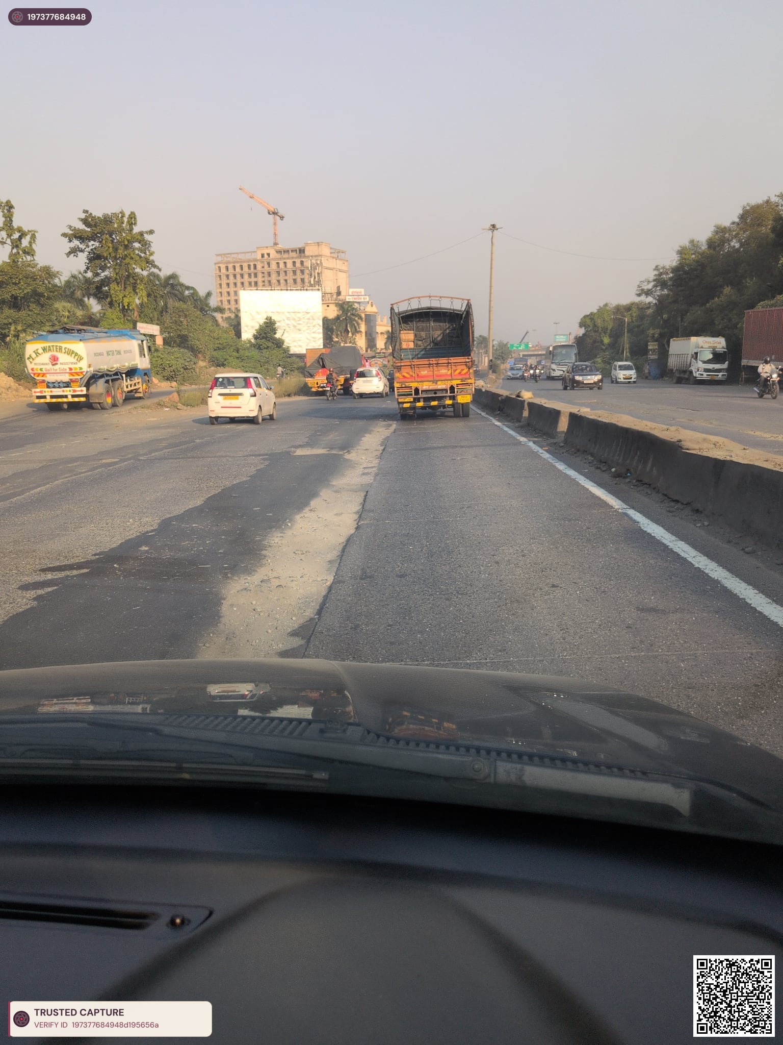 Dangerous Road Condition of Ghodbunder Road Near Fountain — photo 3