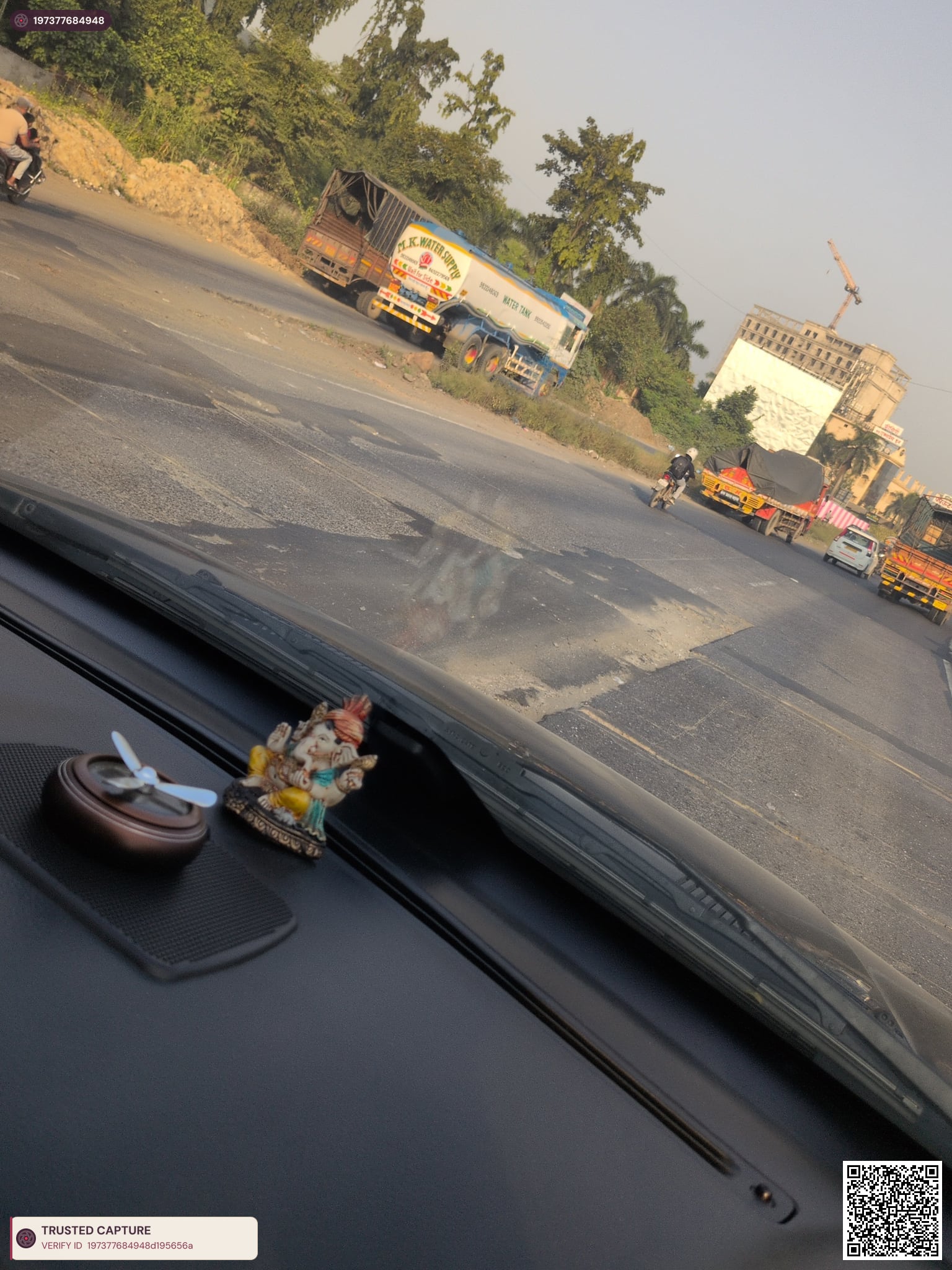 Dangerous Road Condition of Ghodbunder Road Near Fountain — photo 4